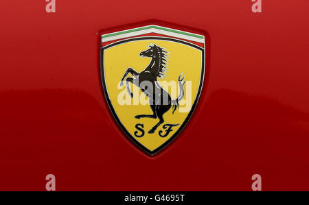 Vista generale di un badge Ferrari su un'auto a Manchester. Foto Stock