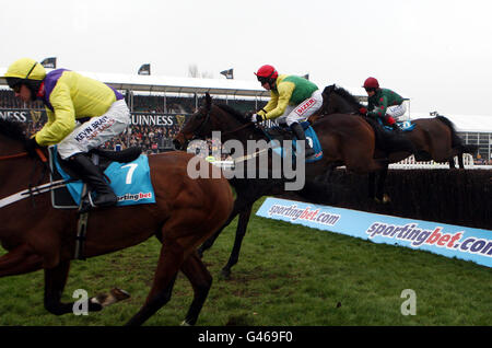 Il dimensionamento dell'Europa guidato da Andrew Lynch dà il via all'ultimo vincitore del sportingbet.com Queen Mother Champion Chase durante il Ladies Day all'ippodromo di Cheltenham. Foto Stock