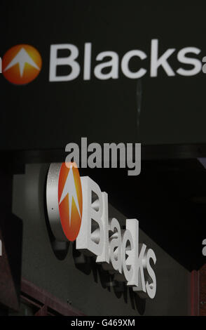 Neri. Una vista generale di un negozio di abbigliamento all'aperto Blacks a Deansgate nel centro di Manchester. Foto Stock