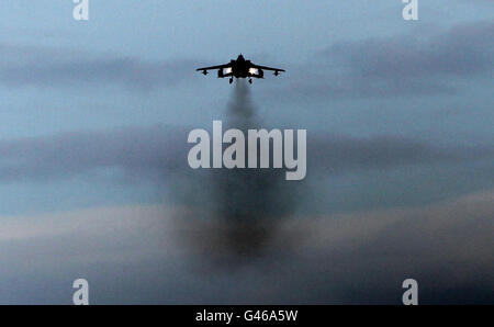 Un aereo RAF Tornado decolli da RAF Lossiemouth, Moray, Scozia, durante un esercizio di allenamento. Foto Stock