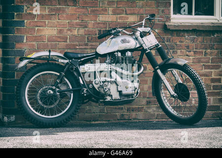 Royal Enfield scrambler motociclo a Bicester Heritage Centre. Oxfordshire, Inghilterra. Vintage filtro applicato Foto Stock