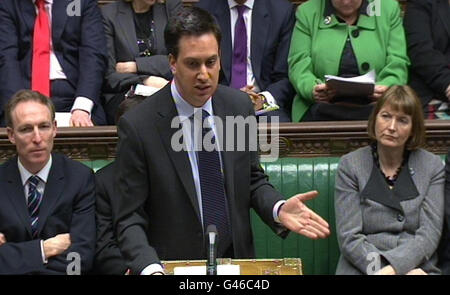 Il leader dell'opposizione ed Miliband si rivolge alla Camera dei Comuni, dove i parlamentari hanno discusso delle azioni militari intraprese contro la Libia. Foto Stock