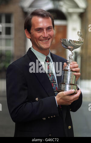 Pete Goss, tiene il Trofeo per Seamanship eccezionale che gli è stato presentato al Royal Ocean Racing Club, dal Club Commodore, Terry Robinson oggi (Mercoledì). Al signor Goss è stato assegnato il trofeo per il salvataggio di un compagno di marinaio in gara round-the-World. Foto di Fiona Hanson/PA. Scopri PA Story SPORT Goss Foto Stock