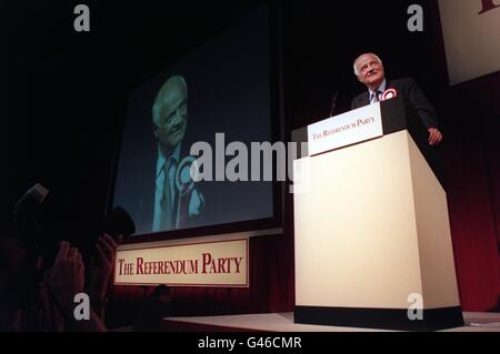 Il leader del Partito referendum Sir James Goldsmith ha parlato oggi pomeriggio all'Alexandra Palace di Londra (domenica) dove ha tenuto il rally pre-elettorale del suo partito. Durante il suo intervento, Sir James ha accusato i principali partiti di non aver difeso la sovranità britannica contro un "superstato europeo di squadra". Foto di Tim Dickinson/PA. VEDI IL REFERENDUM PER LE ELEZIONI DELLA STORIA DELL'PA. Foto Stock