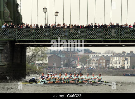 Canottaggio - 157th Boat Race - Oxford University / Cambridge University - River Thames. Oxford (a sinistra) e Cambridge si avvicinano all'Hammersmith Bridge durante la 157a gara di barche sul fiume Tamigi, Londra. Foto Stock