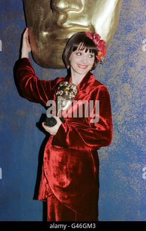 L'attrice Juliette Binoche alla cerimonia di premiazione BAFTA presso la Royal Albert Hall, dove ha vinto la migliore attrice di supporto per il suo ruolo nel paziente inglese. Foto Stock