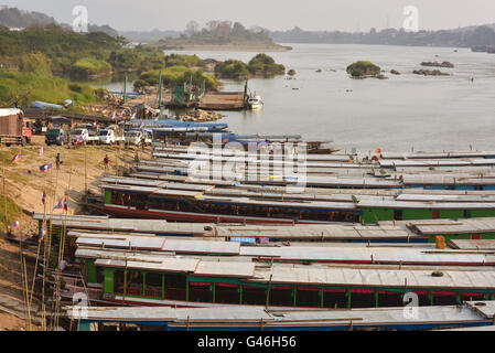 Huay Xai il molo da cui partono le imbarcazioni lenta a Luang Prabang - capitale della provincia di Bokeo nel Laos Foto Stock
