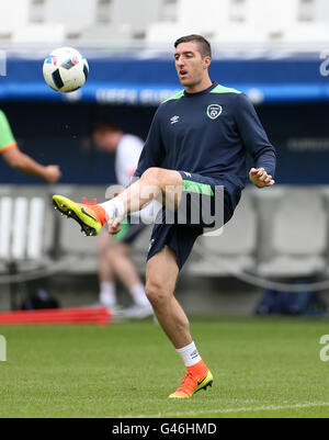 Repubblica di Irlanda è Stephen Ward durante una sessione di allenamento allo Stade de Bordeaux Bordeaux. Foto Stock