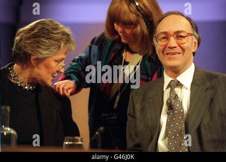 Il segretario di casa Michael Howard guarda avanti mentre Germaine Greer chiacchiera con il direttore di reparto mentre si preparano all'edizione di stasera (giovedì) del programma politico della BBC, il tempo delle interrogazioni. Gli altri partecipanti allo spettacolo di stasera sono Donald Dewar e Lord Jenkins. Foto di Sean Dempsey/PA. Foto Stock