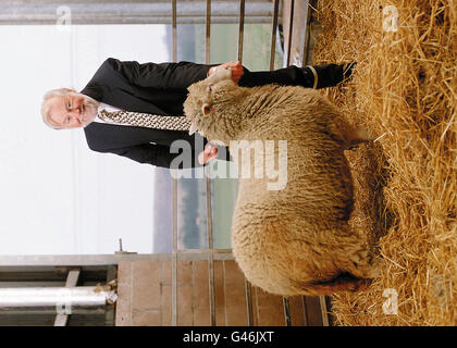 Ron James (a sinistra), Managing Director della PPL Therapeutics, presso il Roslin Institute di Edimburgo, con Dolly the Sheep, il primo animale adulto al mondo clonato tramite trasferimento nucleare. * il team dell'istituto sostiene che la svolta fornirà un enorme impulso alla battaglia per comprendere le malattie umane e animali come la fibrosi cistica, l'enfisema, la BSE e la CJD. Foto Stock