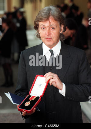 L'ex Beatle Sir Paul McCartney mostra la sua medaglia dopo aver ricevuto la sua cavighthood dalla Regina alla cerimonia di investitura odierna di Buckingham Palace (martedì). Vedere la storia della PA ROYAL Investture. WPA Rota Foto di Adam Butler/PA Foto Stock