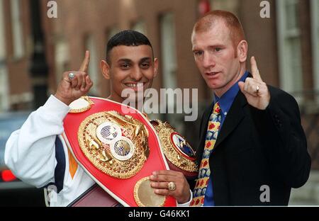 Il campione di WBO e IBF il Principe Naseem Hamed e il campione europeo Billy Hardy partecipano oggi a Londra (lunedì) il Principe Naseem difenderà il suo titolo contro Hardy nella notte di giudizio 2, al Nynex Arean sabato 3 maggio. Foto di Sean Dempsey Foto Stock