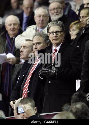 Calcio - UEFA Europa League - Round of 16 - seconda tappa - Liverpool / Braga - Anfield. Tom Werner (centro) e John W Henry (a destra), co-proprietario di Liverpool Foto Stock