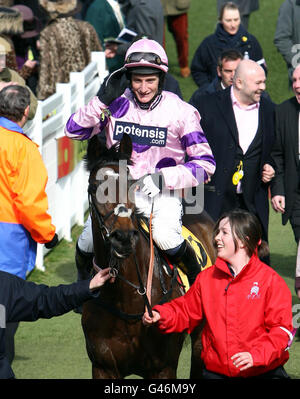 Daryl Jacob su Zarkandar celebra la vittoria del JCB Triumph Hurdle durante la Gold Cup Day all'Ippodromo di Cheltenham. Foto Stock