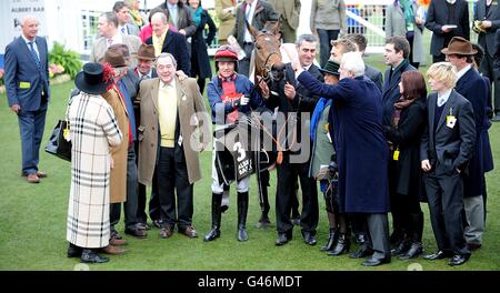 Il jockey Barry Geraghty (centro) e l'allenatore Nicky Henderson (sinistra) celebrano dopo aver vinto l'ostacolo di Albert Bartlett Novices con Bobs Worth nella Gold Cup Day, durante il Cheltenham Festival. Foto Stock