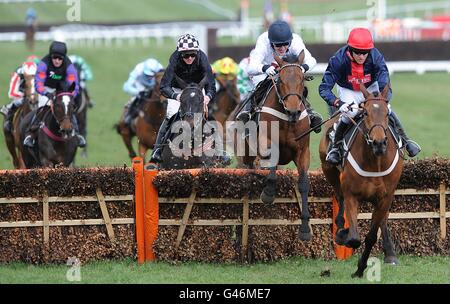 Barbs vale la pena di essere guidato da Barry Geraghty (all'estrema destra) sulla strada per vincere l'ostacolo di Albert Bartlett Novices nel giorno della Gold Cup, durante il Cheltenham Festival. Foto Stock