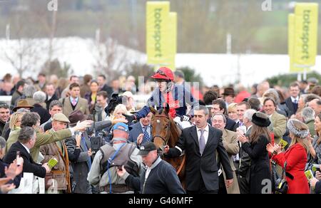 Jockey Barry Geraghty festeggia dopo aver vinto l'hurdle di Albert Bartlett Novices su Bobs Worth nella Gold Cup Day, durante il Cheltenham Festival. Foto Stock