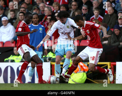 Chris Eagles di Burnley è stato affrontato da una combinazione di Albert Adomah di Bristol City (a sinistra) e Jordan Spence (a destra) durante la partita del campionato di npower Football League a Ashton Gate, Bristol. Foto Stock