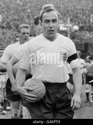 Calcio - Home Campionato Internazionale - Inghilterra / Scozia - Wembley. Il capitano inglese Billy Wright guida la sua squadra Foto Stock