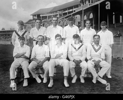 La squadra inglese, fila posteriore, da sinistra a destra; Harold Larwood, Maurice Tate, Greville Stevens, George Geary, Herbert Sutcliffe e Patsy Hendren. Prima fila, Bert Strudwick, Jack Hobbs, capitano Percy Chapman, Wilfred Rhodes e Frank Woolley Foto Stock