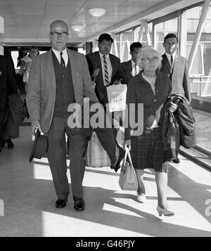 Harold Larwood, il grande fast bowler del Nottinghamshire e dell'Inghilterra, con sua moglie Lois all'aeroporto di Heathrow, dopo aver volato in Australia. Foto Stock