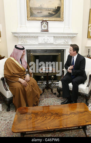 Il primo ministro David Cameron incontra il ministro degli Esteri dell'Arabia Saudita, il principe Saud al Faisal, all'interno di 10 Downing Street a Londra. Foto Stock