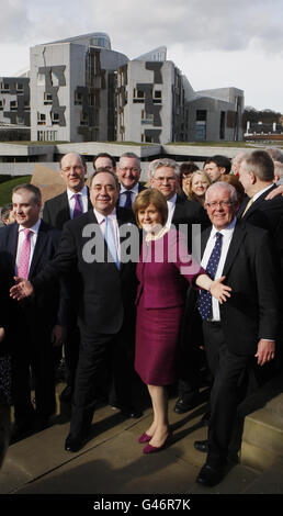 Il leader dell'SNP Alex Salmond (davanti a sinistra), il vice leader Nicola Sturgeon (davanti a metà) e l'MSP Bruce Crawford (davanti a destra) sono stati raffigurati con MSP e attivisti durante il lancio della campagna elettorale dell'SNP nei pressi del Parlamento scozzese a Edimburgo. Foto Stock