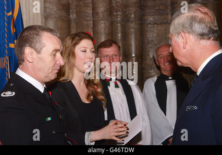 Il Principe del Galles incontra il cantante lirico neozelandese Hayley Westenra, con Peter Crook (a sinistra), leader della squadra di soccorso britannica, inviato in Nuova Zelanda, durante il servizio Christchurch Earthquake Memorial presso l'Abbazia di Westminster, a Londra. Foto Stock