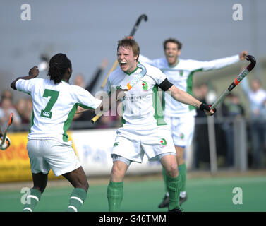 Michael Farrer (centro) di Canterbury festeggia con Kwan Browne (a sinistra) dopo il suo ultimo gol angolo di penalità che porta Canterbury nei play-off e consegni Brooklands a retrocessione durante la loro partita della Premier Division della lega di hockey dell'Inghilterra alla Polo Farm di Canterbury. Foto Stock