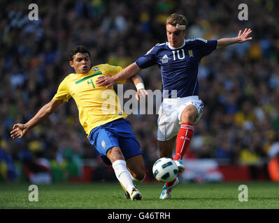 James Morrison in Scozia e Thiago Silva in Brasile (a sinistra) in azione durante l'International friendly all'Emirates Stadium, Londra. Foto Stock