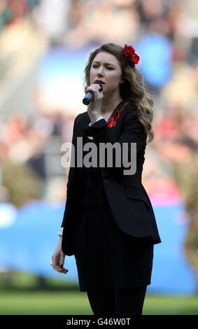 Hayley Westenra suona prima della partita di Super Rugby di Investec al Twickenham Stadium di Londra. Foto Stock