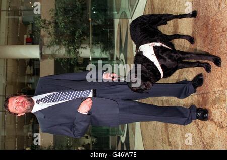 David Blunkett, il segretario di istruzione dei governi del lavoro, presso il Dipartimento di Educazione con il suo cane guida Lucy, questo pomeriggio (Venerdì). Vedi PA Story CABINET Blunkett. Foto di Neil Munns/PA. Foto Stock