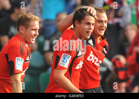 L'Israel Dagg di Christchurch Crusaders (centro) celebra la sua prova Foto Stock