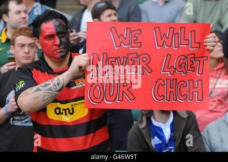 Rugby Union - Investec Super Rugby - Christchurch Crusaders / Natal Sharks - Twickenham. Un fan di Christchurch Crusaders ha una bandiera che mostra il suo sostegno alle vittime del terremoto in Nuova Zelanda Foto Stock