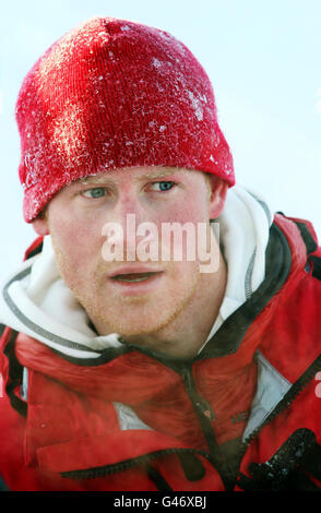 Il Principe della Gran Bretagna Harry, parte del gruppo di spedizione Walking with the Wounded, sull'isola di Spitsbergen, dove si preparano per la loro passeggiata al Polo Nord. Foto Stock