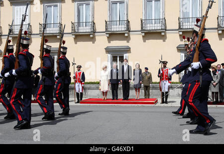 (Sul podio, a sinistra - a destra) la Duchessa di Cornovaglia, il Principe di Galles e le loro altezze reali al Regno di Spagna, il Principe Felipi e la Principessa Asturias Letizia guardano una marcia passata dalla Guardia reale al Palacio De El Pardo a Madrid, Spagna. Foto Stock