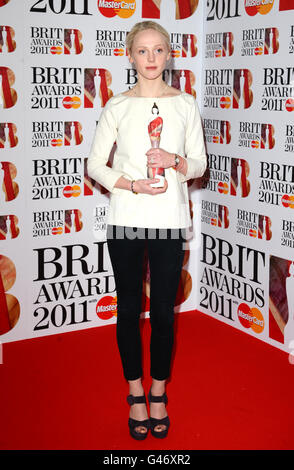 Laura Marling vince il Best British Female Brit Award 2011 all'O2 di Londra. PREMERE ASSOCIAZIONE foto. Data immagine: Martedì 15 febbraio 2011. Il credito fotografico dovrebbe essere: Ian West/PA Foto Stock