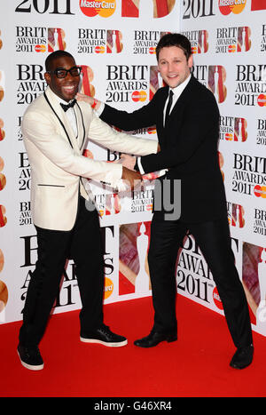 Tinie Tempah e Gordon Smart backstage al Brit Awards 2011 all'O2 Arena di Londra. PREMERE ASSOCIAZIONE foto. Data immagine: Martedì 15 febbraio 2011. Il credito fotografico dovrebbe essere: Ian West/PA Foto Stock