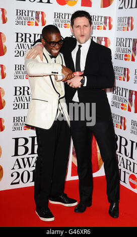 Tinie Tempah e Gordon Smart backstage al Brit Awards 2011 all'O2 Arena di Londra. PREMERE ASSOCIAZIONE foto. Data immagine: Martedì 15 febbraio 2011. Il credito fotografico dovrebbe essere: Ian West/PA Foto Stock