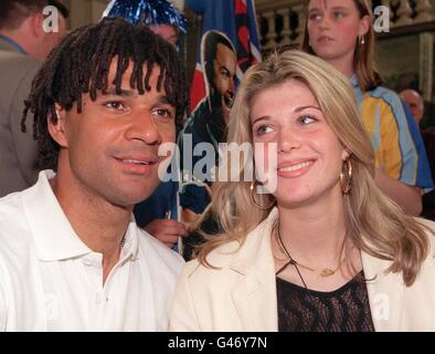 Il manager del Chelsea Ruud Gullit e la sua ragazza, Estelle, festeggiano oggi pomeriggio al Fulham Town Hall (domenica) dopo che la sua squadra ha battuto Middlesbrough 2-0 nella fa Cup di Wembley ieri. Foto di Fiona Hanson/PA. Foto Stock