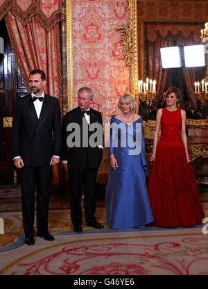 Il Principe di Galles e la Duchessa di Cornovaglia (centro) con le loro altezze reali al Regno di Spagna, il Principe Felipe e la Principessa Asturie Letizia, prima di una cena ufficiale al Palacio Real a Madrid, Spagna. Foto Stock