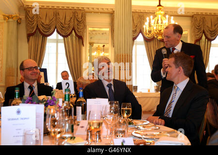 Auto - Premio Adrian Newey - RAC Club. L'ex campione del mondo di F1 Damon Hill parla del presidente ben Cussons (in piedi) mentre parla con gli ospiti del Royal Automobile Club Foto Stock