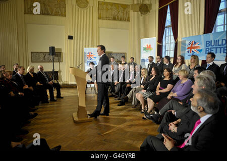 Il primo Ministro David Cameron parla alla Guildhall di Swansea, Galles. Foto Stock