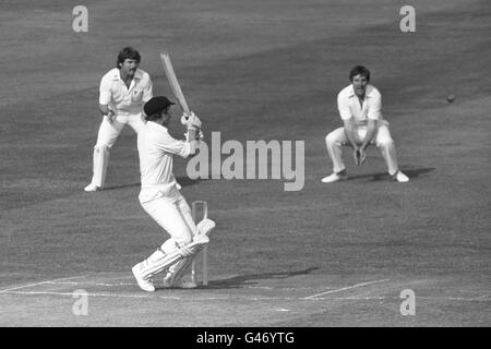 Cricket - National Westminster Bank Trophy Final 1981 - Derbyshire / Northamptonshire - Lord's. Alan Hill, apripista del Derbyshire, è inginocchiato da Neil Mallender per 14 corse Foto Stock