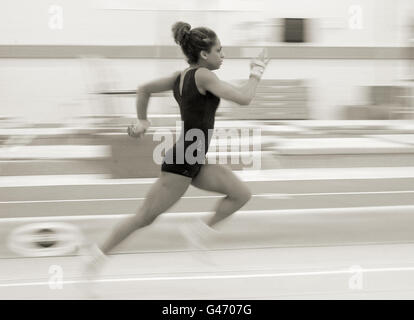 Immagine convertita in seppia nel photoshop Danusia Francis corre durante la giornata di apertura dei media al Lilleshall National Sports Center di Shropshire, davanti al campionato europeo di ginnastica del mese prossimo a Berlino Foto Stock