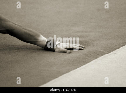 Immagine convertita in seppia in photoshop UNA mano ginnasts durante I media aprono il giorno al Lilleshall National Sports Centre in Shropshire in vista del campionato europeo di ginnastica del mese prossimo a Berlino Foto Stock