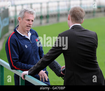 Cricket - 2011 Lancashire Photo Call - Old Trafford Cricket Ground. Il capo allenatore del Lancashire Peter Moores (a sinistra) è intervistato dai media Foto Stock