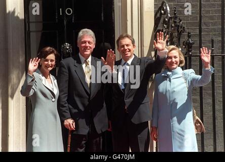 Il presidente DEGLI STATI UNITI Bill Clinton e la moglie Hillary (destra) pongono con il primo ministro Tony Blair e la moglie Cherie al loro arrivo a Downing Street oggi (giovedì). Il Presidente è in visita un giorno nel Regno Unito, prima di tornare negli Stati Uniti questa sera. Foto Stock