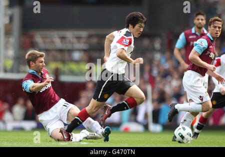 Manchester United's Ji-Sung Park (centro) e West Ham United's Thomas Hitzlsperger (a sinistra) battaglia per la palla Foto Stock