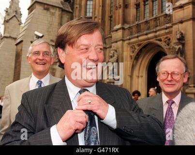 L'ex cancelliere del Partito conservatore, Ken Clarke, lascia la Camera dei Comuni questo pomeriggio (martedì) dopo il primo voto per un nuovo leader del Partito, Clarke è uno dei contendenti per l'ufficio. Foto di Rebecca Naden/PA. *...04/07/01Ken Clarke, ha vinto il sostegno del leader gallese della Tory Nick Bourne nella sua offerta per la leadership del partito. Bourne ha affermato di essere profondamente scettico sull'euro, ma è soddisfatto delle assicurazioni fornite dal Presidente Clarke che ai singoli individui sarebbe stata concessa la libertà di fare una campagna contro l'ingresso della Gran Bretagna nella moneta unica. In qualità di membro dell'Assemblea gallese, il signor Bourne non avrebbe una Foto Stock